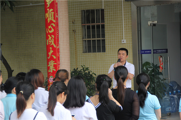 胡燕林總經(jīng)理鼓勵(lì)我們只有不斷學(xué)習(xí)進(jìn)步，我們“東晟人”才是“地表最強(qiáng)”者。而在這次的分享中最讓我們印象最深就是“藍(lán)絲帶”所帶給我們的愛與感恩！