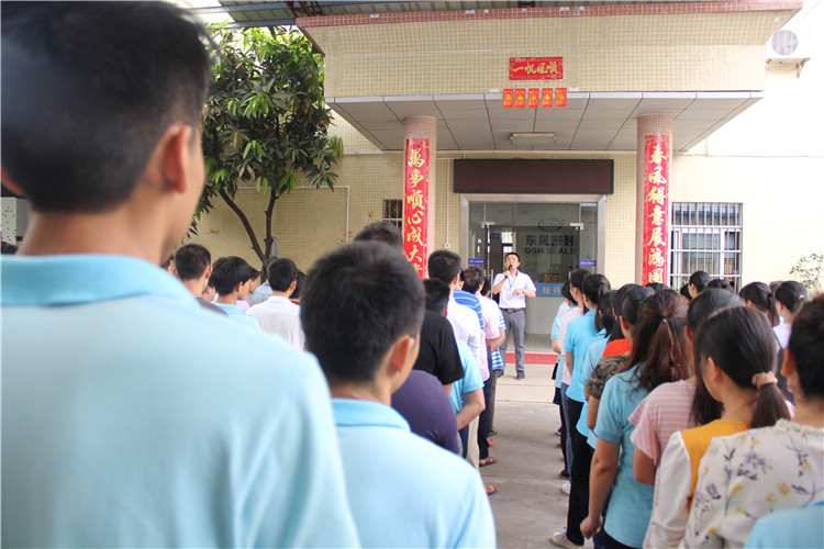 胡燕林總經(jīng)理鼓勵(lì)我們只有不斷學(xué)習(xí)進(jìn)步，我們“東晟人”才是“地表最強(qiáng)”者。而在這次的分享中最讓我們印象最深就是“藍(lán)絲帶”所帶給我們的愛與感恩！